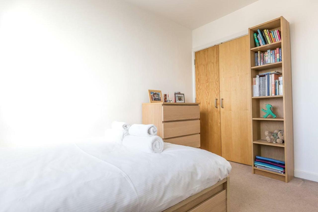 Modern 1 Bedroom Apartment In E1 With Great Views Лондон Экстерьер фото